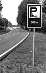847318 Gezicht op de Trekerweg te Woudenberg, met rechts in de berm een verkeersbord 'parkeren rustzone'.